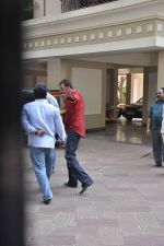 Sanjay dutt comes home on a 10 day health leave in Mumbai on 1st Oct 2013 (1).JPG